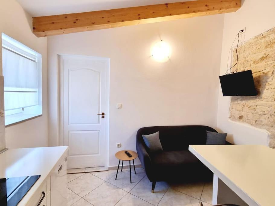 Stone House Mate Apartment